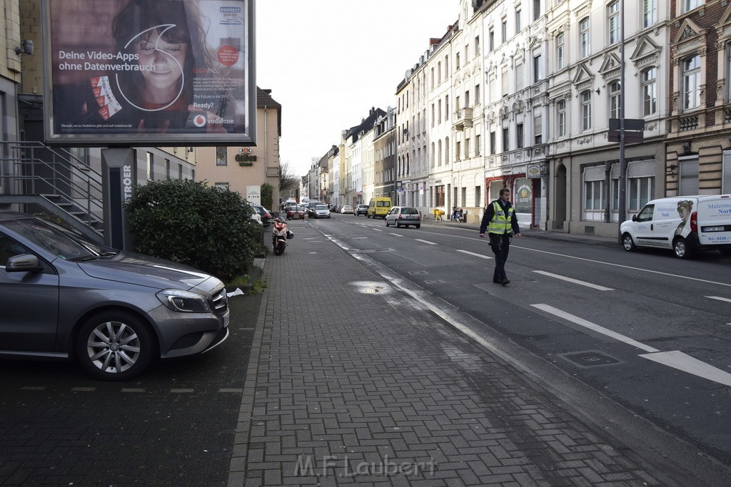 LKW gegen Bruecke wegen Rettungsgasse Koeln Muelheim P22.JPG - Miklos Laubert